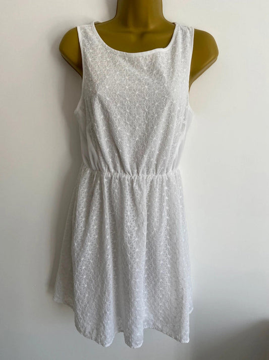 H&M White Embroidered Daisy Fit & Flare Dress – EU 38 / US 8