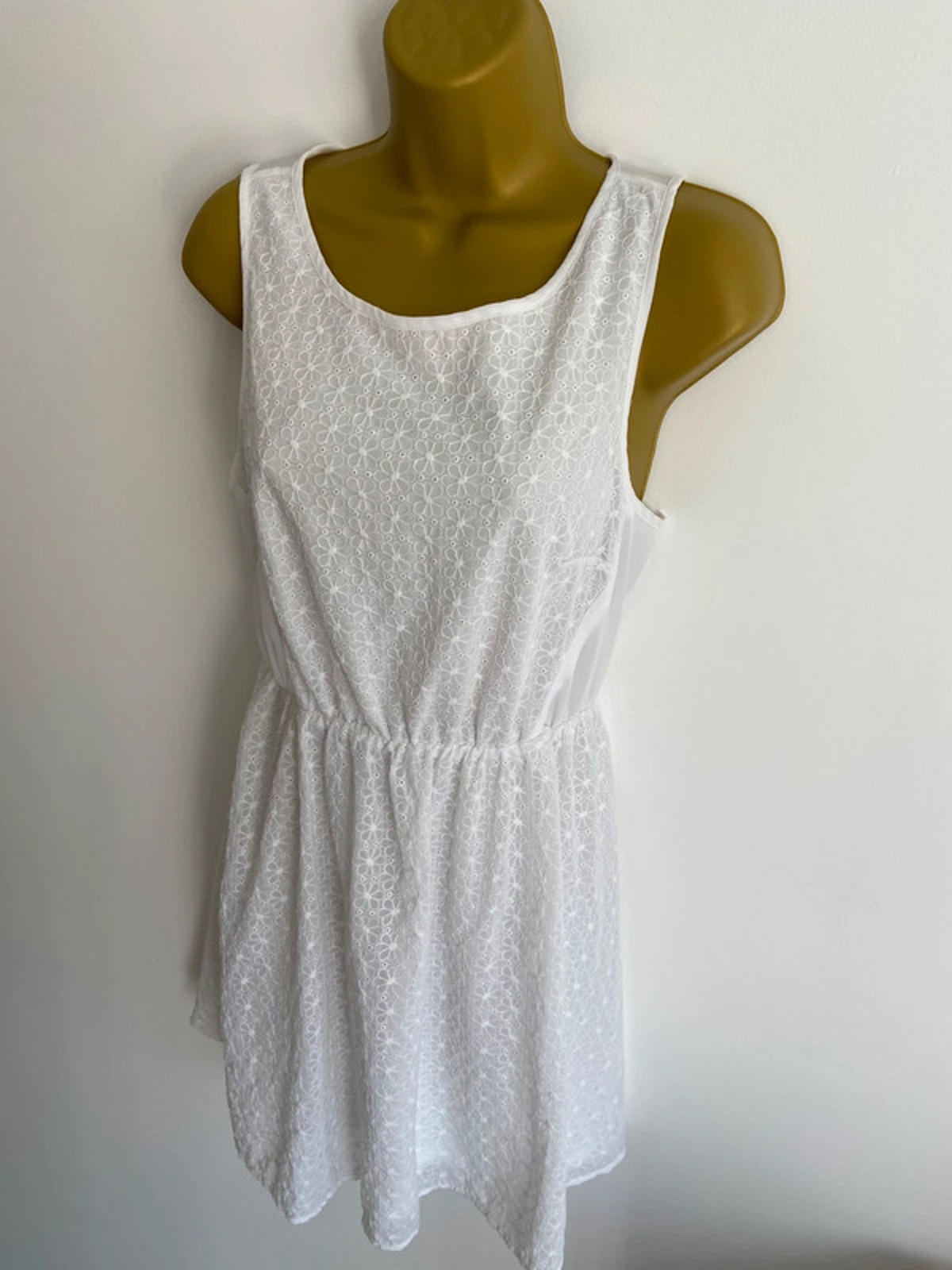 H&M White Embroidered Daisy Fit & Flare Dress – EU 38 / US 8
