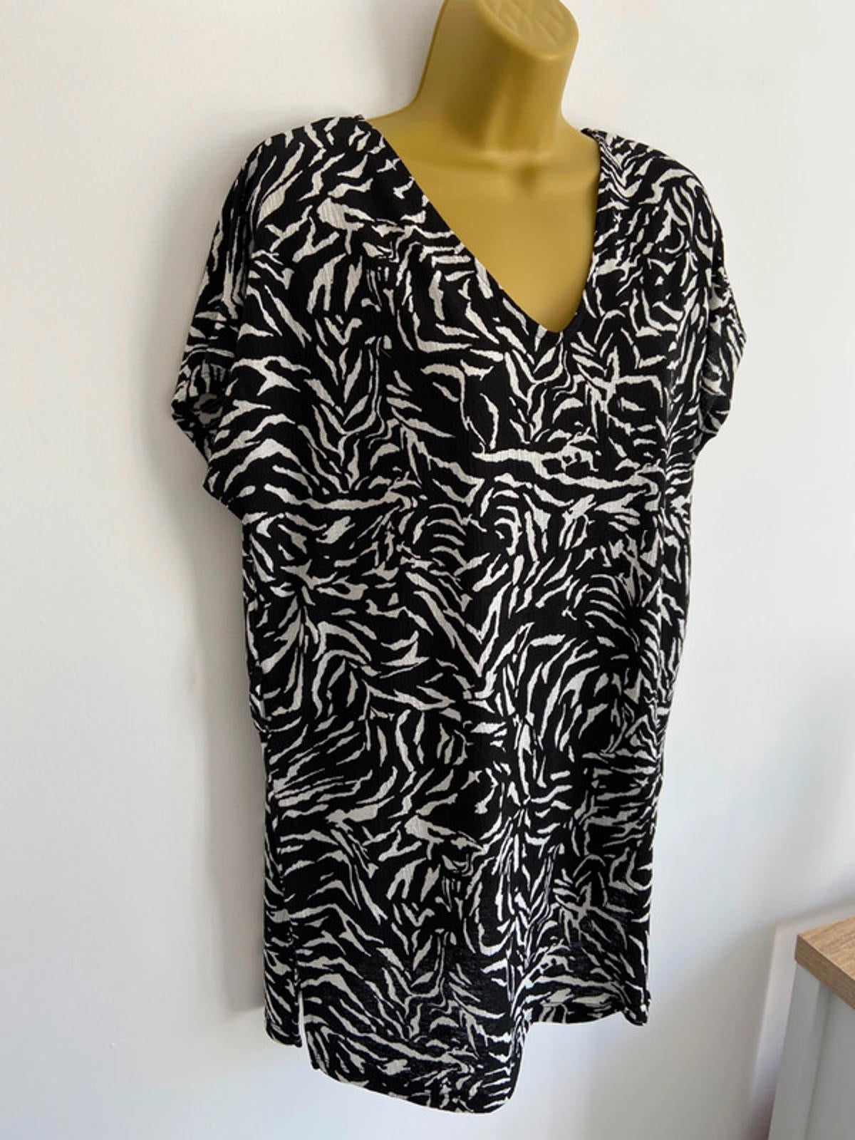 F&F White Zebra Print Beach Cover up Dress – Size 14 – V-Neck, Lightweight