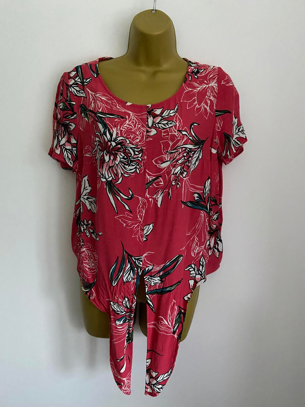 Tu Size 10 Red Floral Short Sleeve Blouse Tie Front Hem 100% Viscose Top