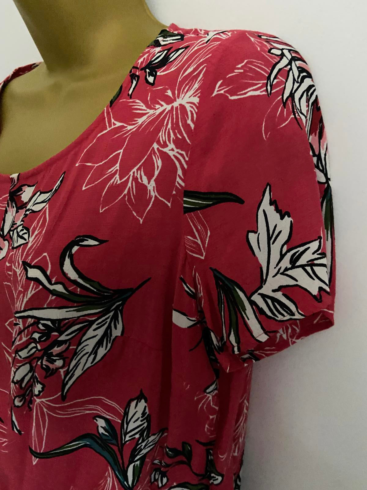 Tu Size 10 Red Floral Short Sleeve Blouse Tie Front Hem 100% Viscose Top