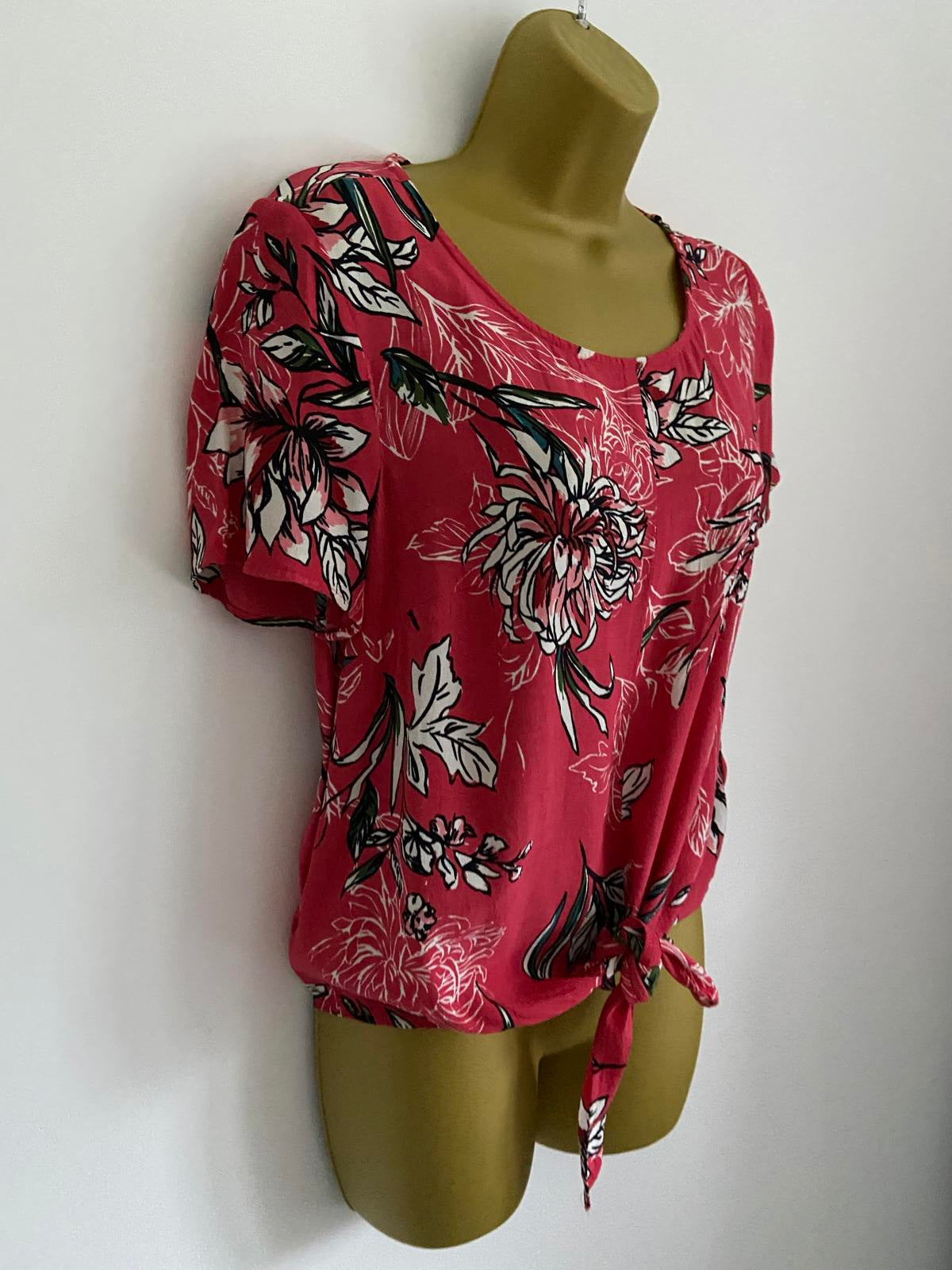 Tu Size 10 Red Floral Short Sleeve Blouse Tie Front Hem 100% Viscose Top