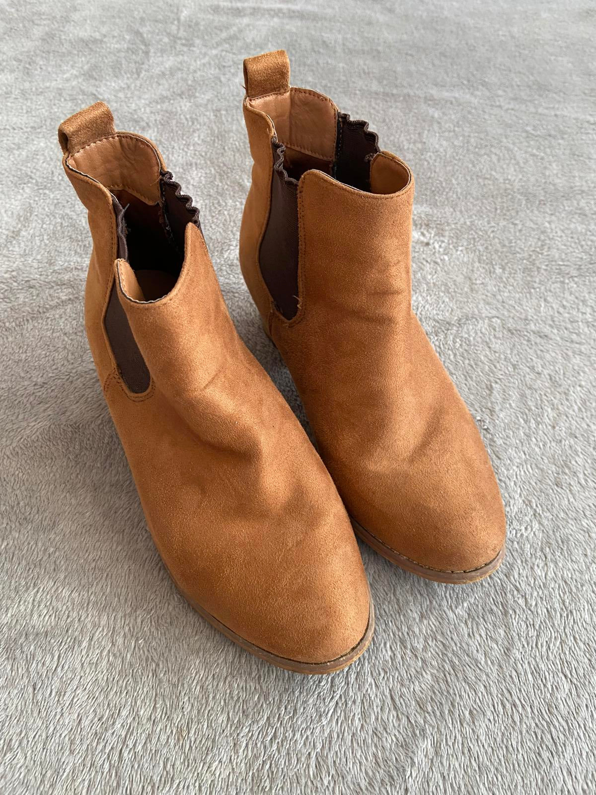 Avenue Size 4 Brown Faux Suede Chelsea Boots Block Heel Ankle Bootie
