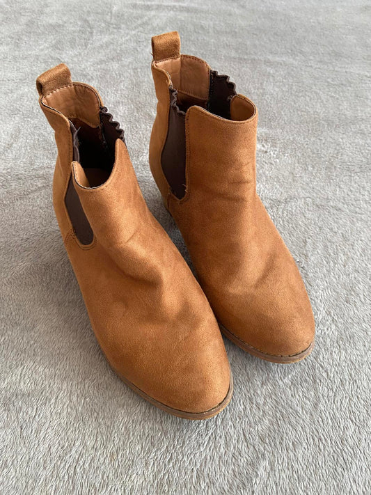 Avenue Size 4 Brown Faux Suede Chelsea Boots Block Heel Ankle Bootie