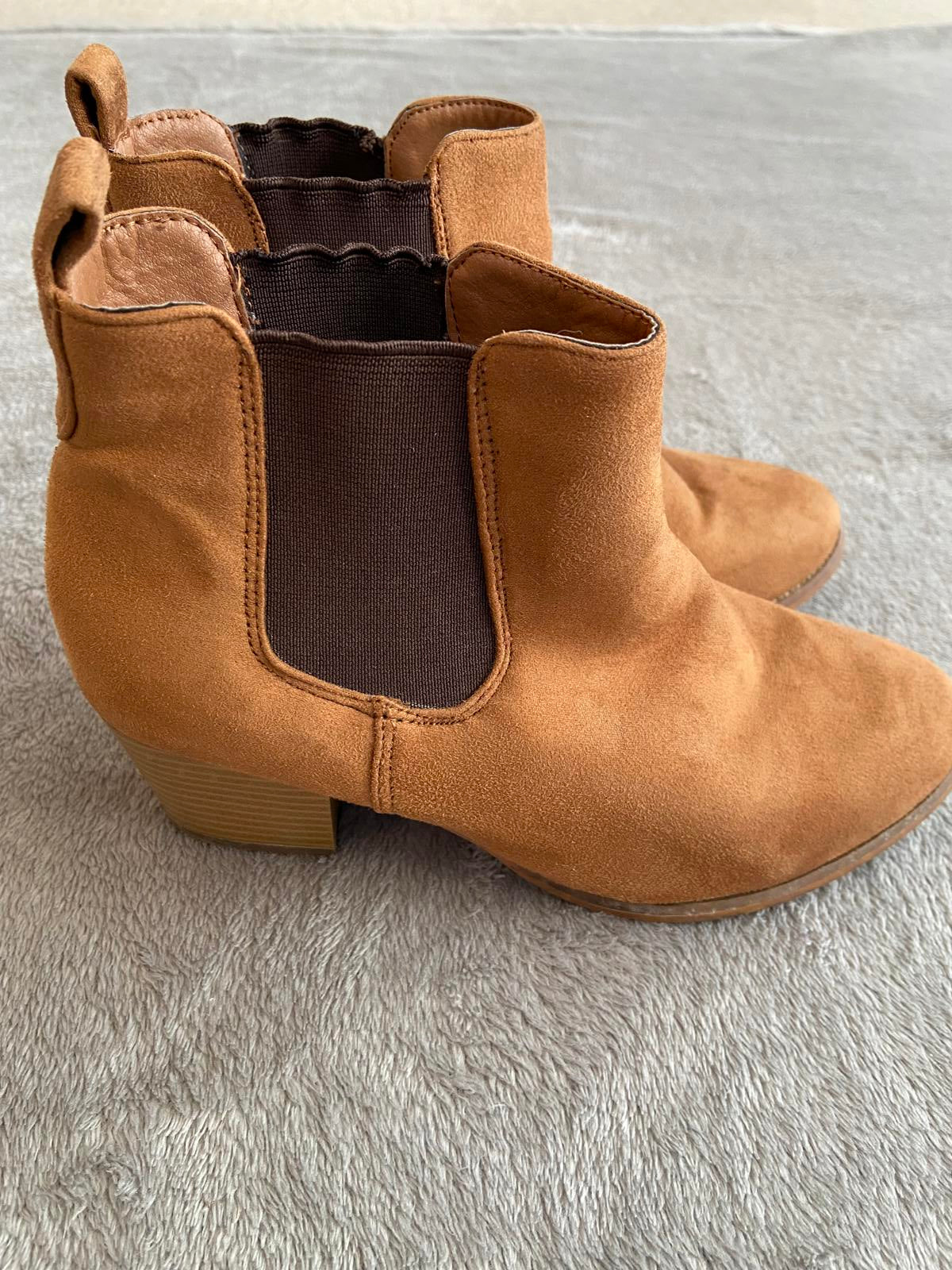 Avenue Size 4 Brown Faux Suede Chelsea Boots Block Heel Ankle Bootie