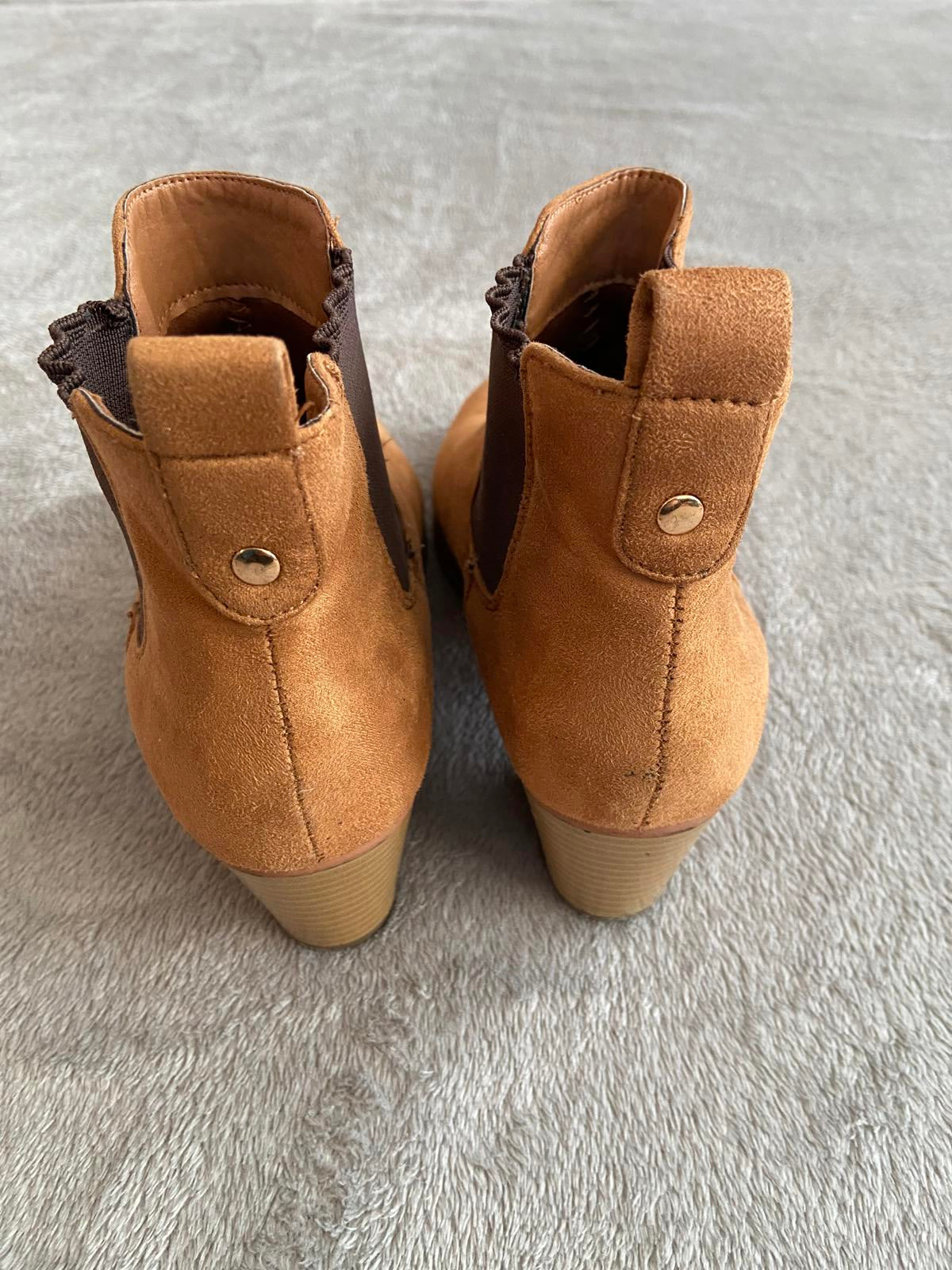Avenue Size 4 Brown Faux Suede Chelsea Boots Block Heel Ankle Bootie