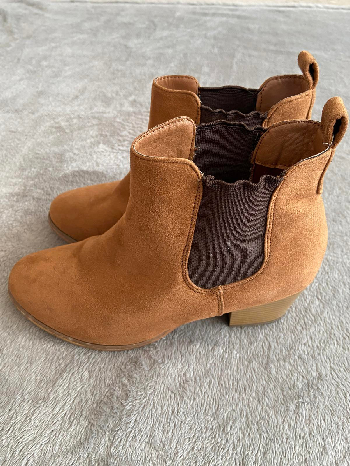 Avenue Size 4 Brown Faux Suede Chelsea Boots Block Heel Ankle Bootie