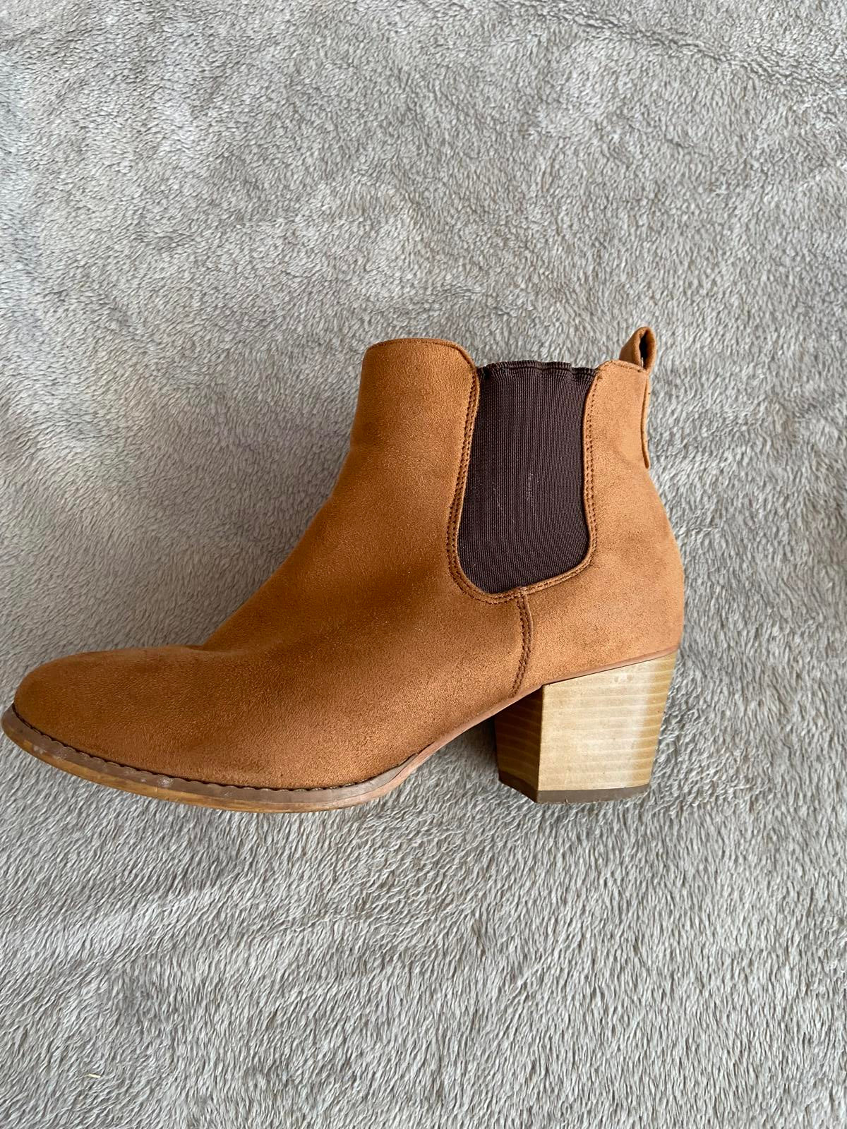 Avenue Size 4 Brown Faux Suede Chelsea Boots Block Heel Ankle Bootie