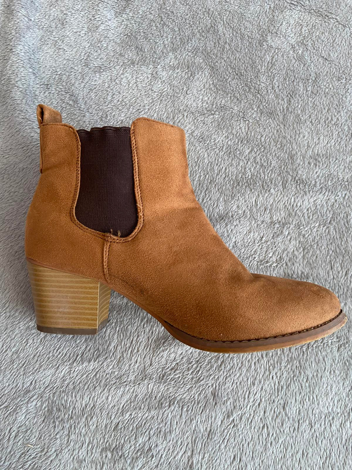 Avenue Size 4 Brown Faux Suede Chelsea Boots Block Heel Ankle Bootie