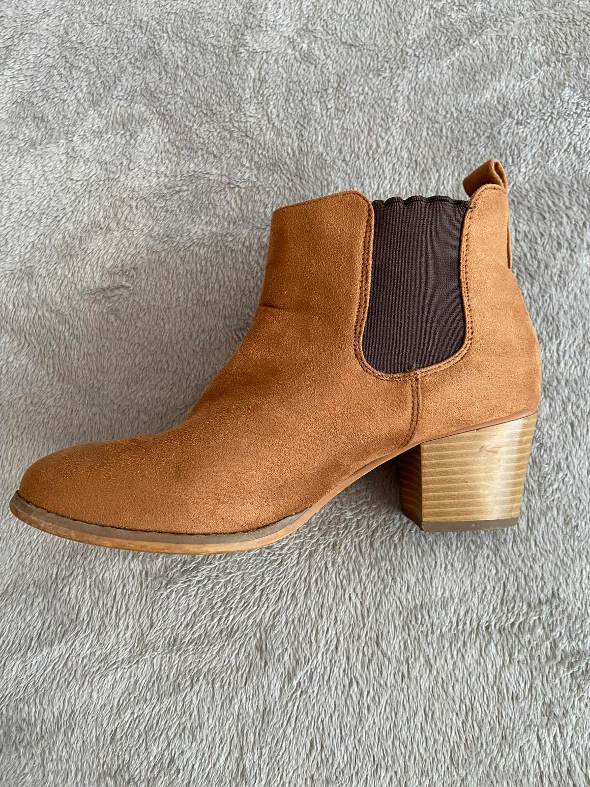 Avenue Size 4 Brown Faux Suede Chelsea Boots Block Heel Ankle Bootie