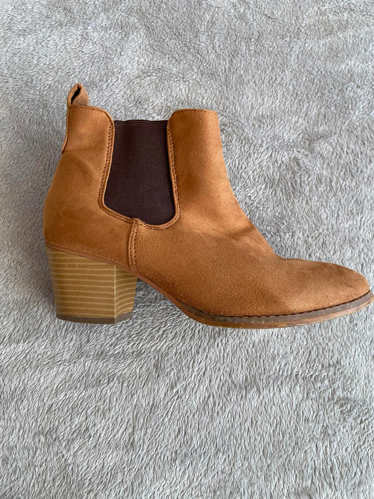 Avenue Size 4 Brown Faux Suede Chelsea Boots Block Heel Ankle Bootie