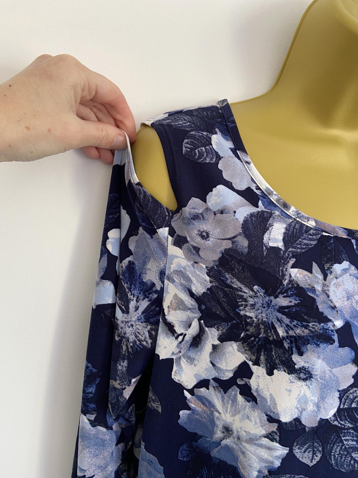 Kim & Co Navy Blue Floral Cold Shoulder Long Sleeve Top Size Large