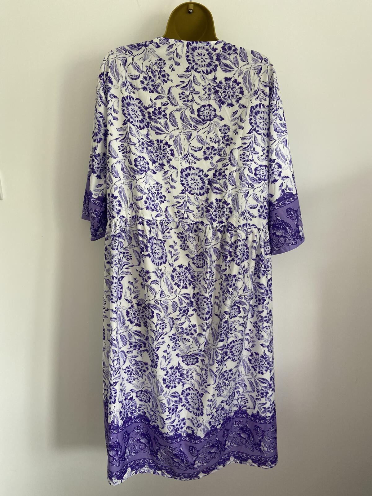 White & Purple Floral V-Neck 3/4 Sleeve Lightweight Midi Dress Size 18-20