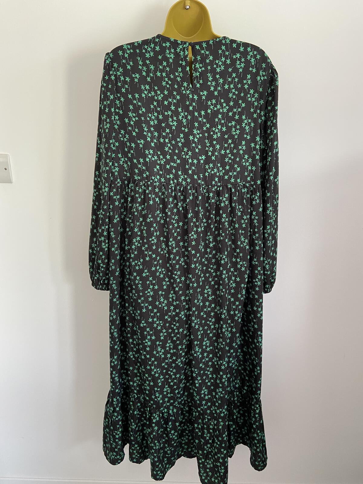 New Look Curves Black & Green Floral V-Neck Twist Front Midi Dress Size 18