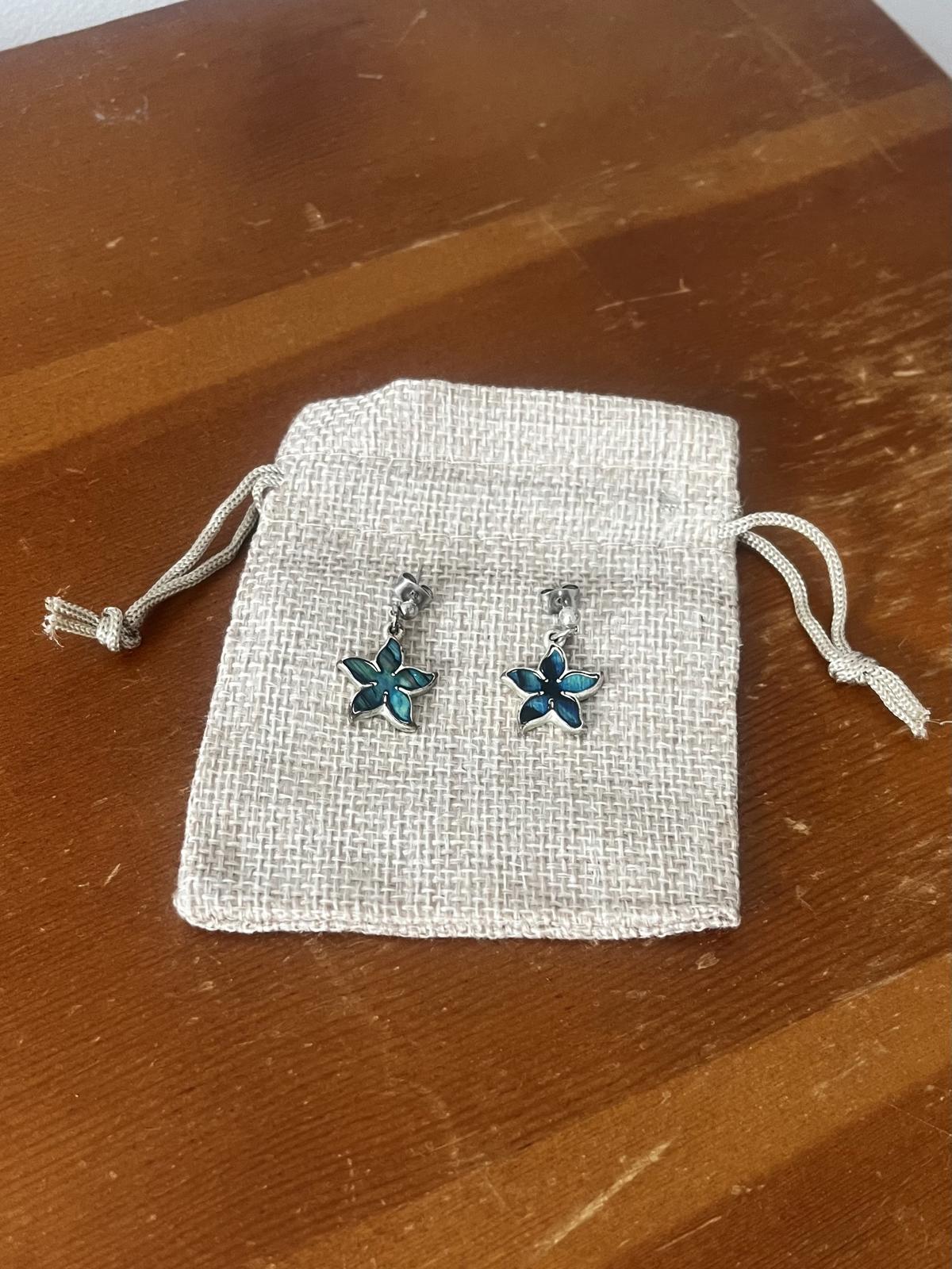 Eye-catching star-shaped stud earrings