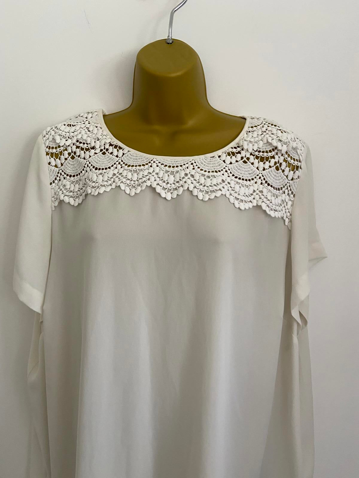 White Sleeveless Blouse Size 18-20 Pleated Back Detail Scoop Neck