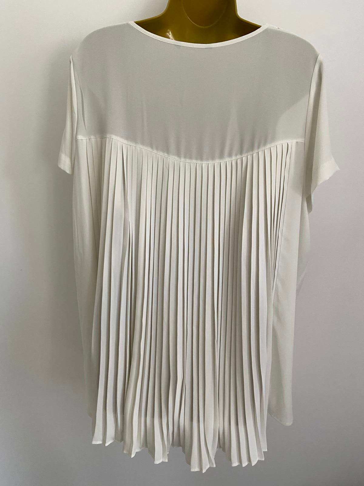 White Sleeveless Blouse Size 18-20 Pleated Back Detail Scoop Neck