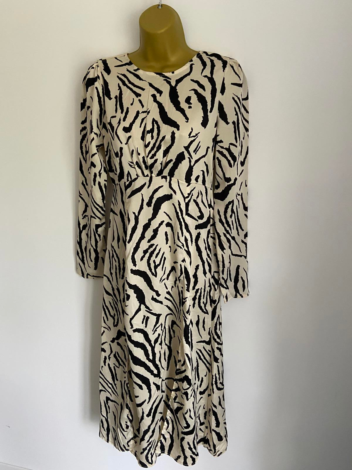Missguided Size 6 BNWT Cream & Black Zebra Print Open Back Sleeve Midi Dress