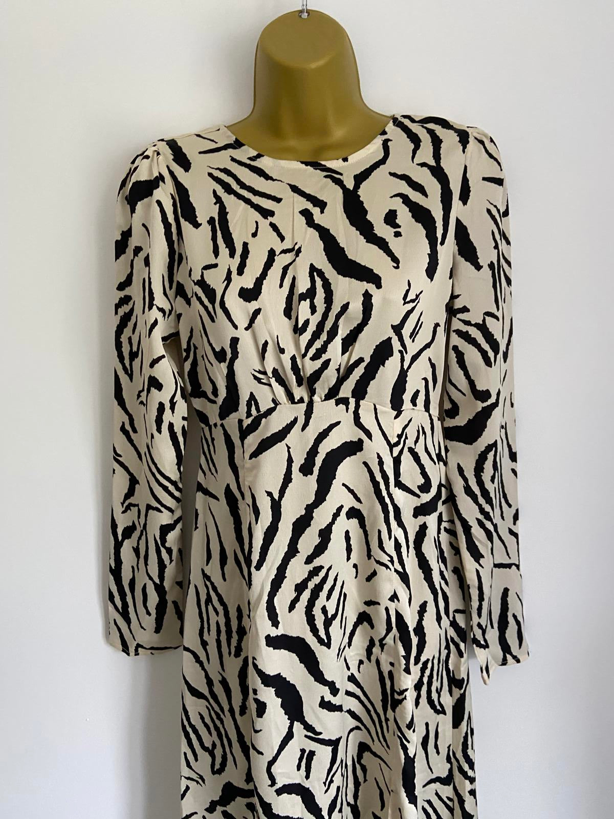 Missguided Size 6 BNWT Cream & Black Zebra Print Open Back Sleeve Midi Dress