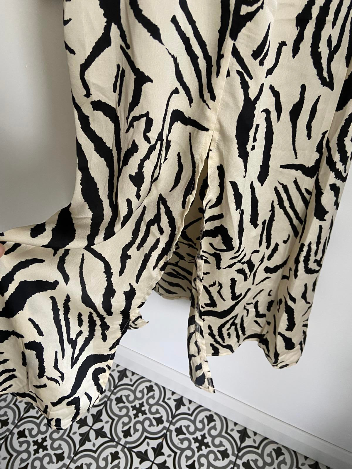 Missguided Size 6 BNWT Cream & Black Zebra Print Open Back Sleeve Midi Dress