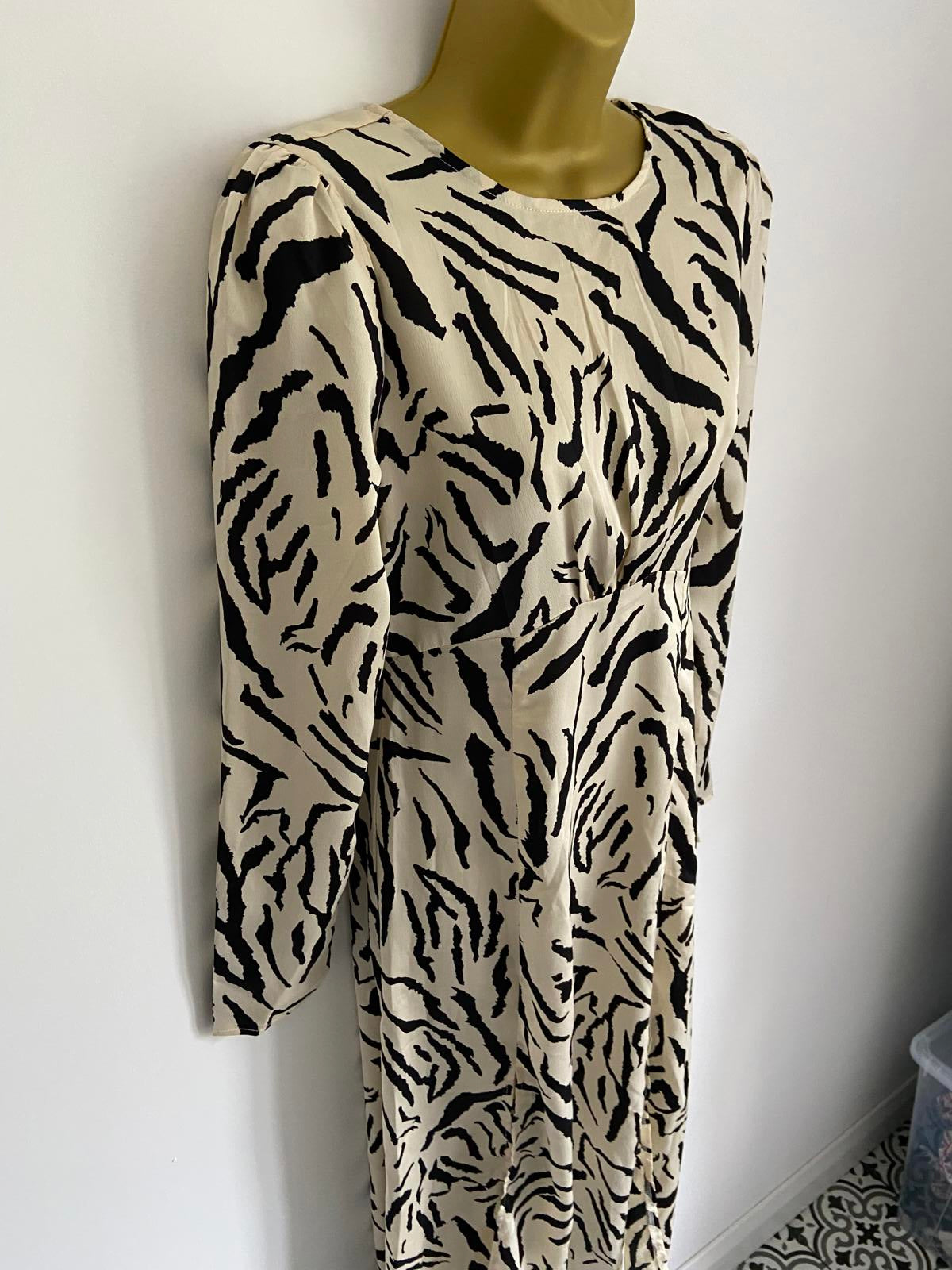 Missguided Size 6 BNWT Cream & Black Zebra Print Open Back Sleeve Midi Dress