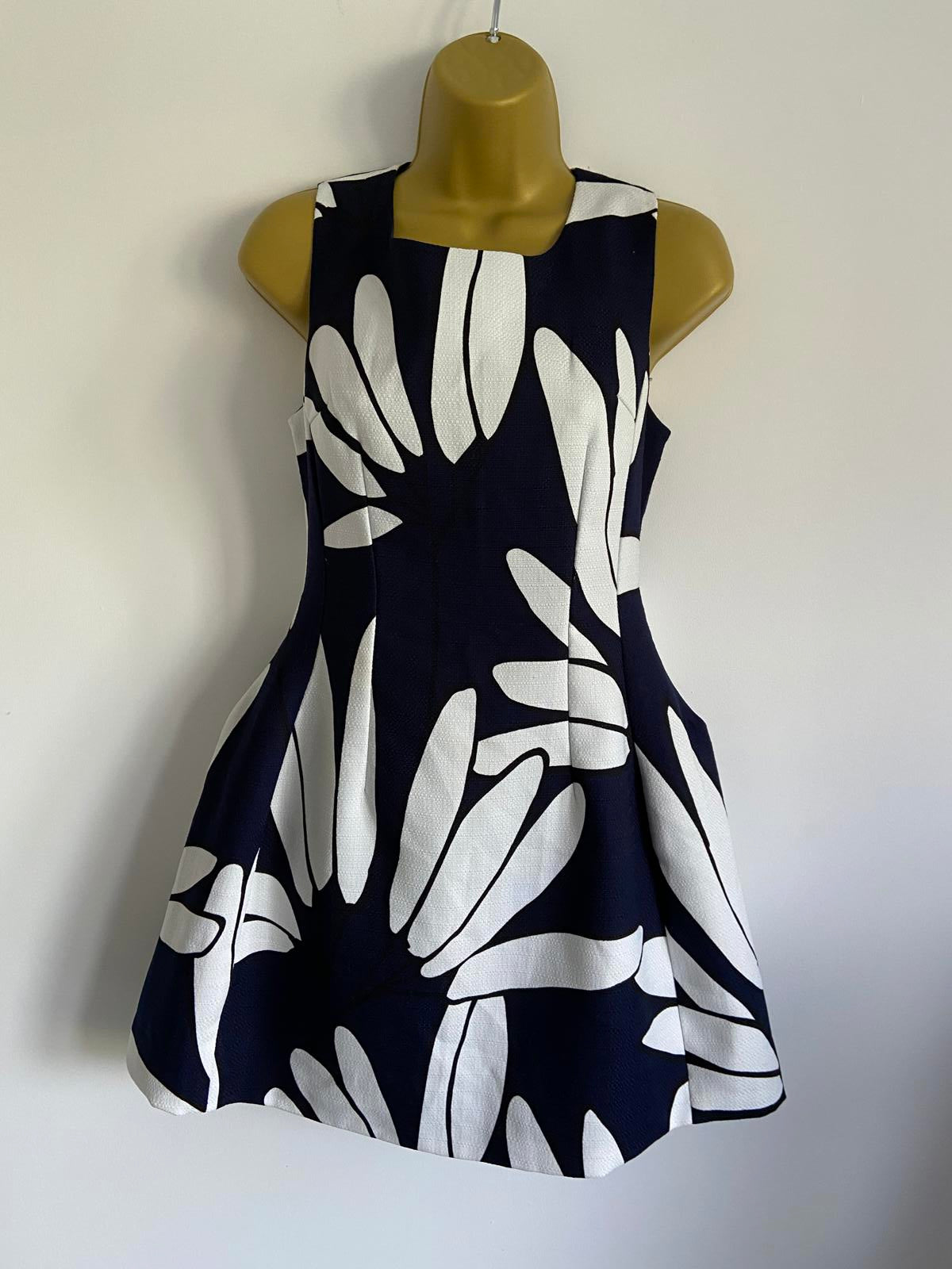 Cameo Rose Size 10 Navy & White Large Floral Fit and Flare Mini Dress