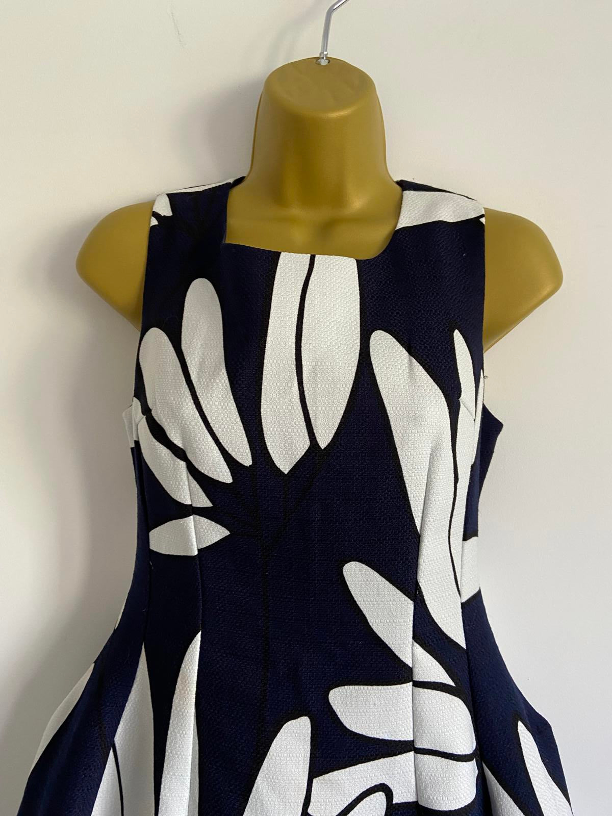 Cameo Rose Size 10 Navy & White Large Floral Fit and Flare Mini Dress