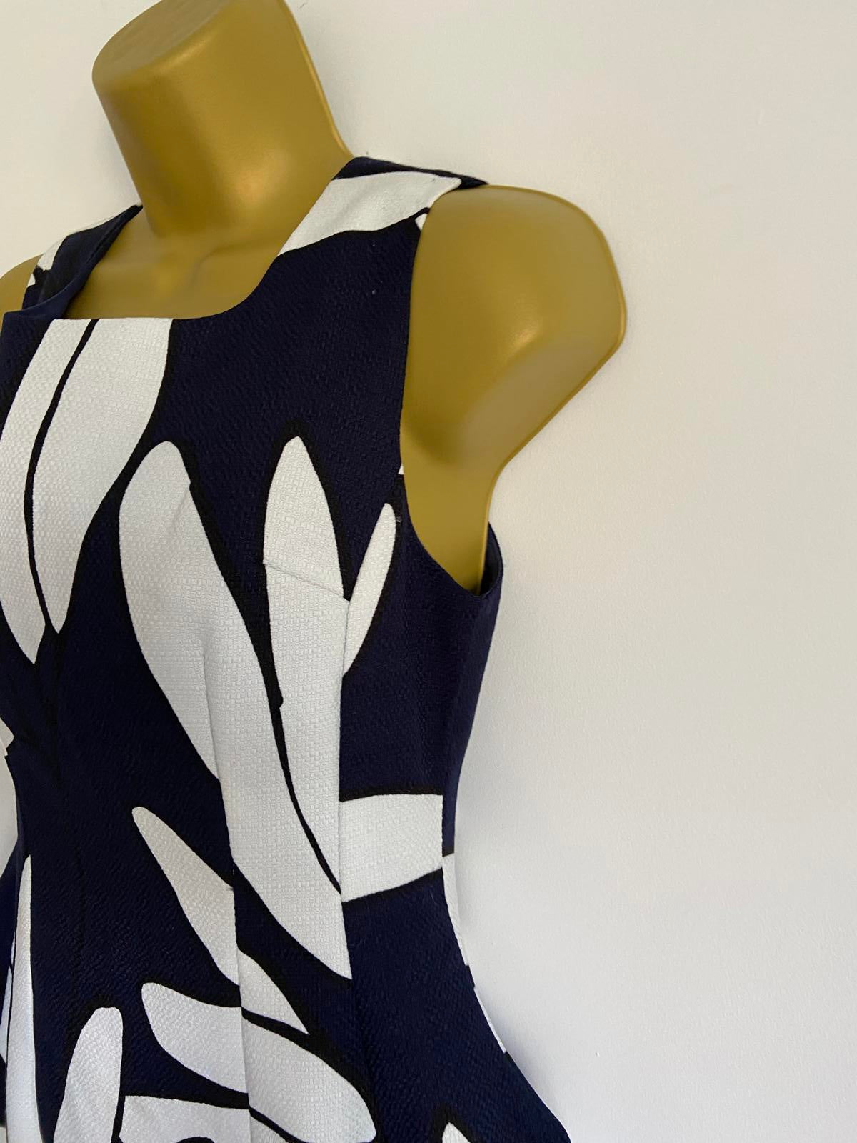 Cameo Rose Size 10 Navy & White Large Floral Fit and Flare Mini Dress