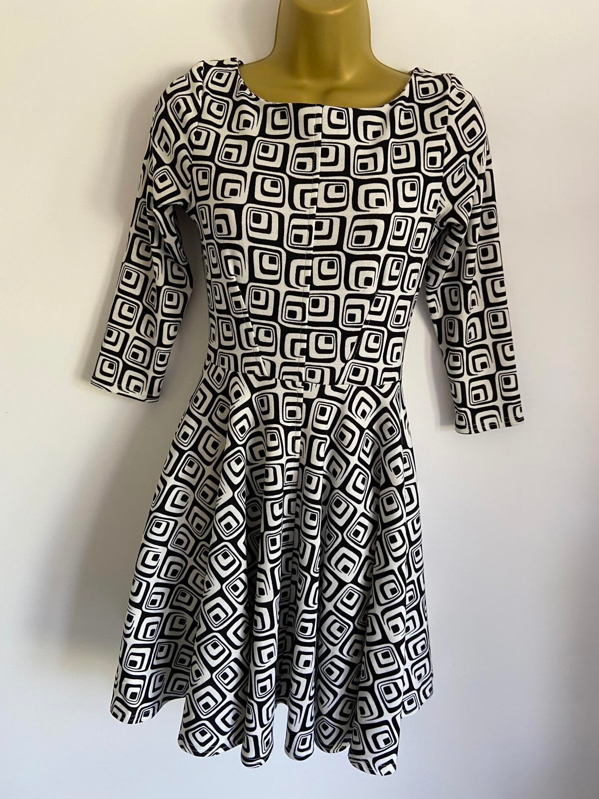 Closet Size 8 Black & White Retro Mod Geometric Flare Dress with Pockets