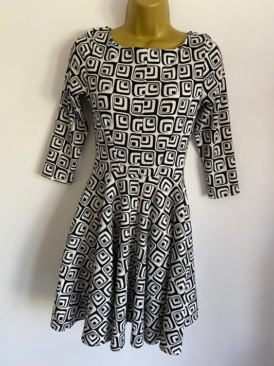 Closet Size 8 Black & White Retro Mod Geometric Flare Dress with Pockets