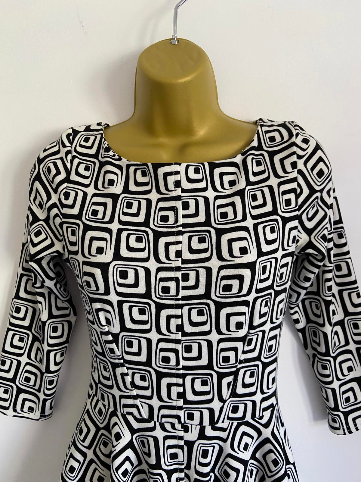 Closet Size 8 Black & White Retro Mod Geometric Flare Dress with Pockets