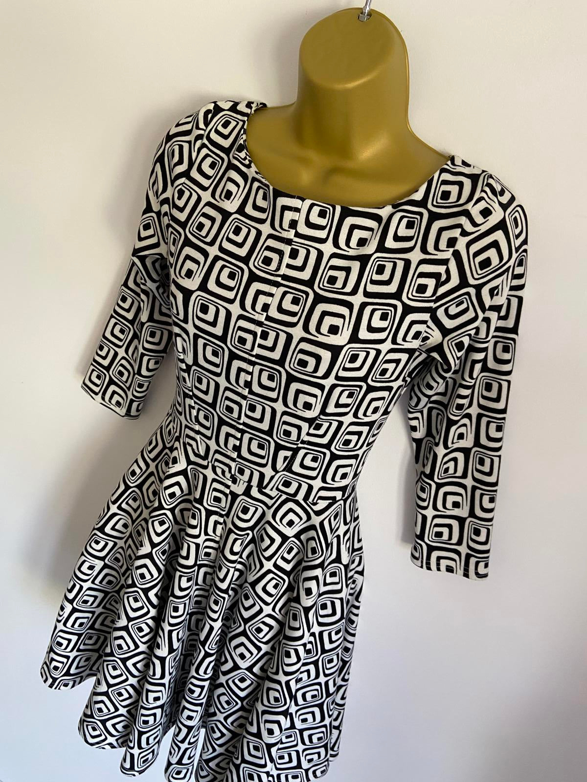 Closet Size 8 Black & White Retro Mod Geometric Flare Dress with Pockets