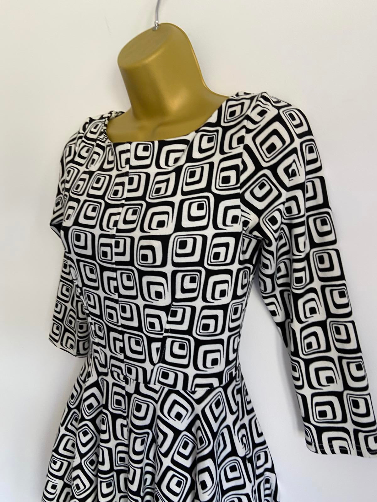Closet Size 8 Black & White Retro Mod Geometric Flare Dress with Pockets