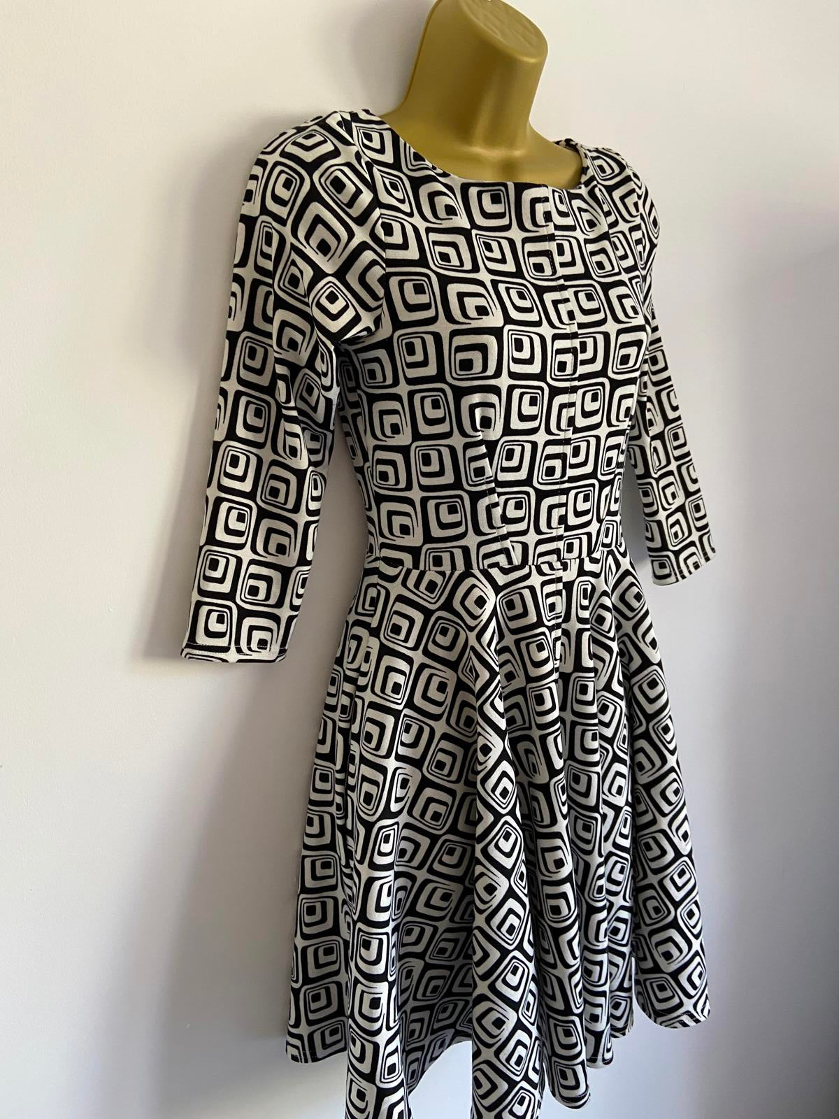 Closet Size 8 Black & White Retro Mod Geometric Flare Dress with Pockets