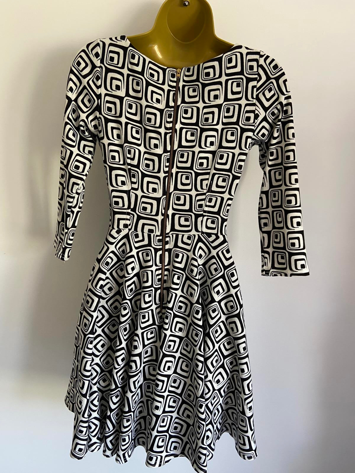 Closet Size 8 Black & White Retro Mod Geometric Flare Dress with Pockets