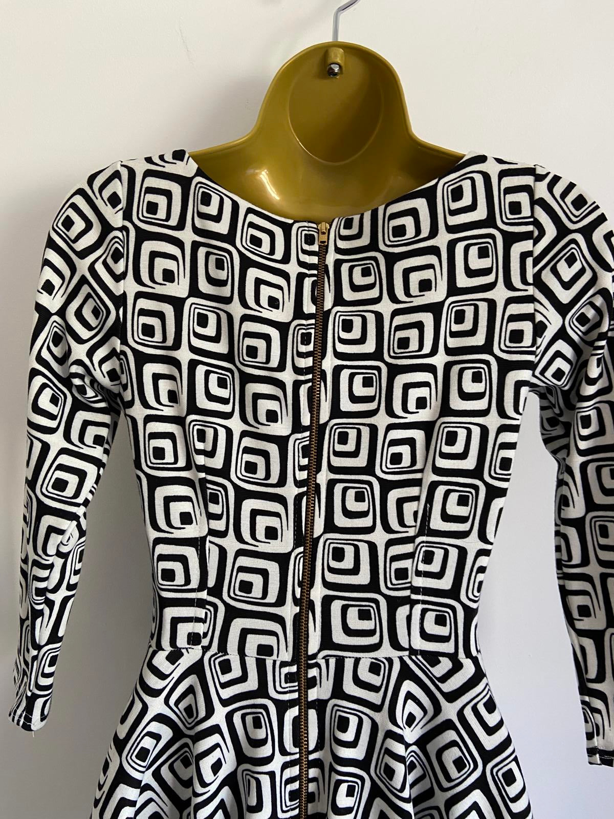 Closet Size 8 Black & White Retro Mod Geometric Flare Dress with Pockets