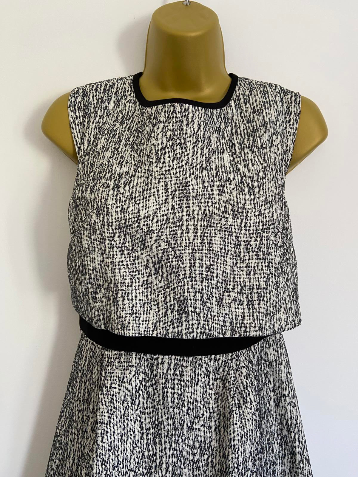 Oasis Size 8 Black & White Textured Print Sleeveless Fit & Flare Skater Dress