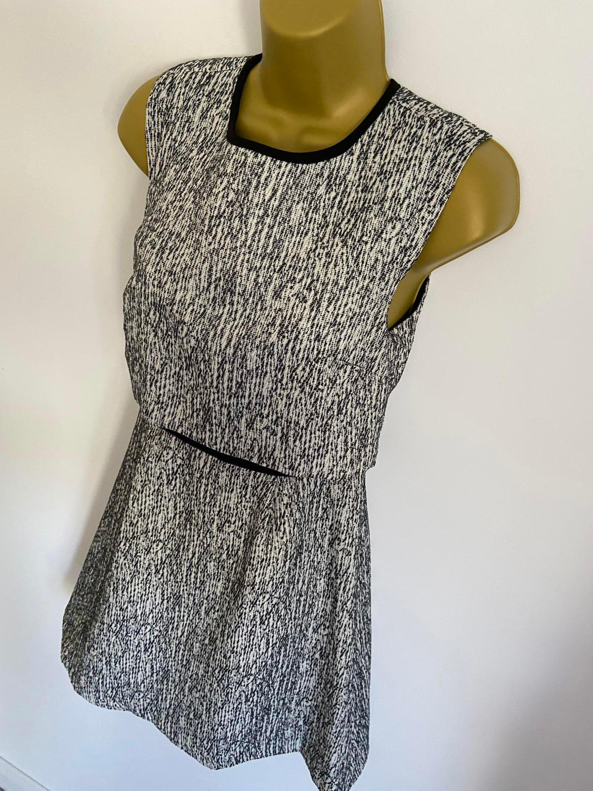 Oasis Size 8 Black & White Textured Print Sleeveless Fit & Flare Skater Dress