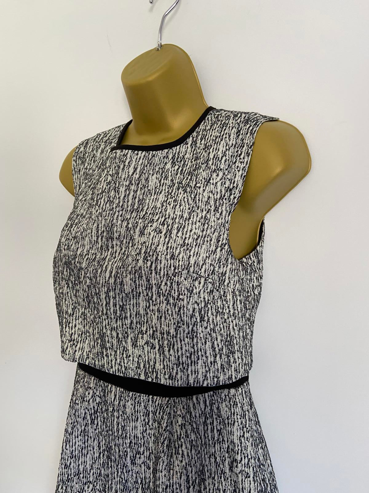 Oasis Size 8 Black & White Textured Print Sleeveless Fit & Flare Skater Dress