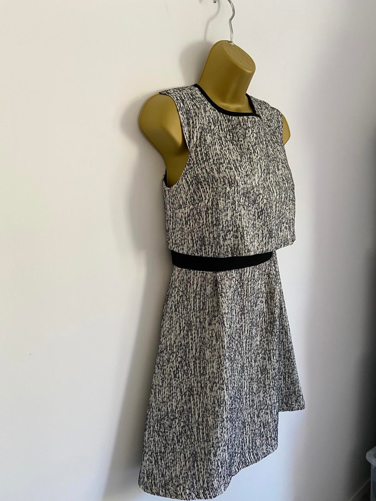 Oasis Size 8 Black & White Textured Print Sleeveless Fit & Flare Skater Dress