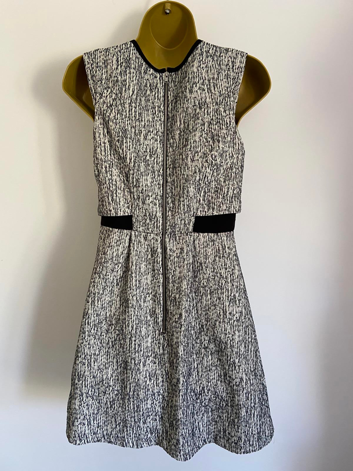 Oasis Size 8 Black & White Textured Print Sleeveless Fit & Flare Skater Dress