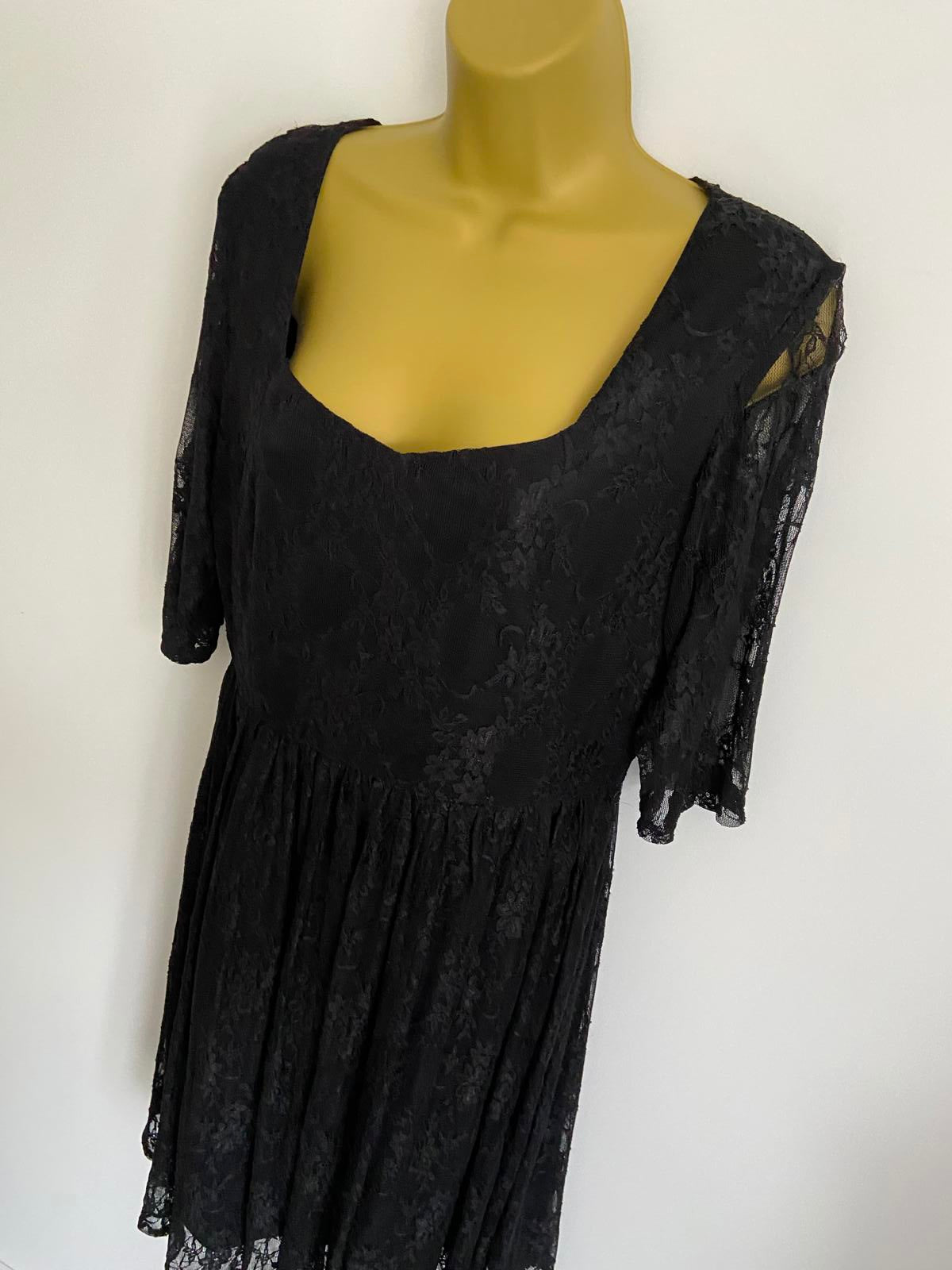 Misfits London Size 14 Black Floral Lace Fully Lined Short Sleeve Party Dress