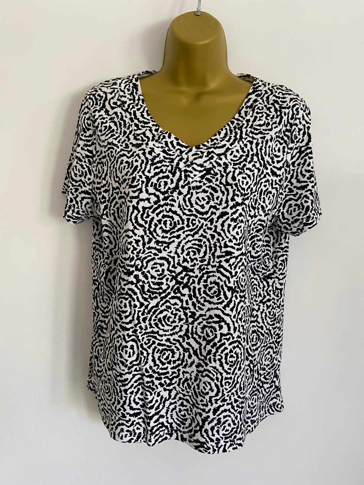BM Casual Size Medium Black & White Rose Print V-Neck 100% Cotton T-Shirt