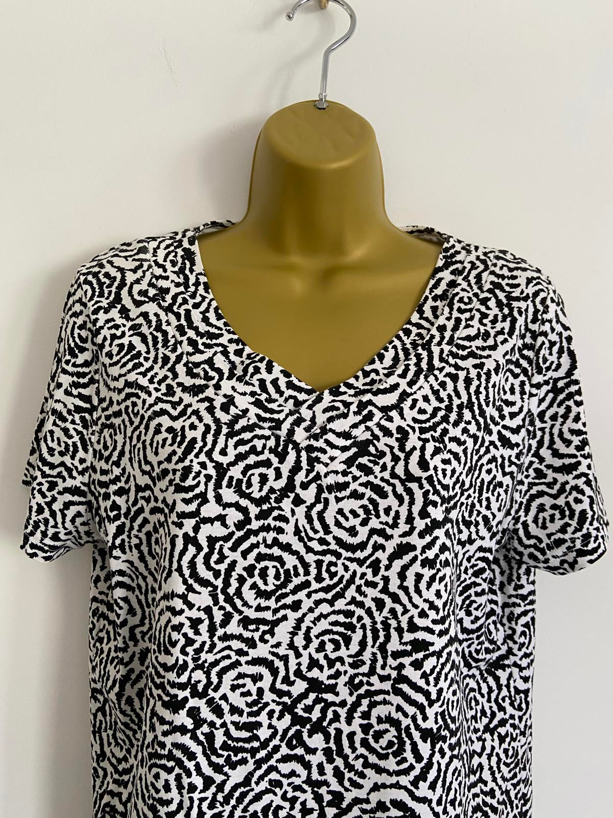 BM Casual Size Medium Black & White Rose Print V-Neck 100% Cotton T-Shirt
