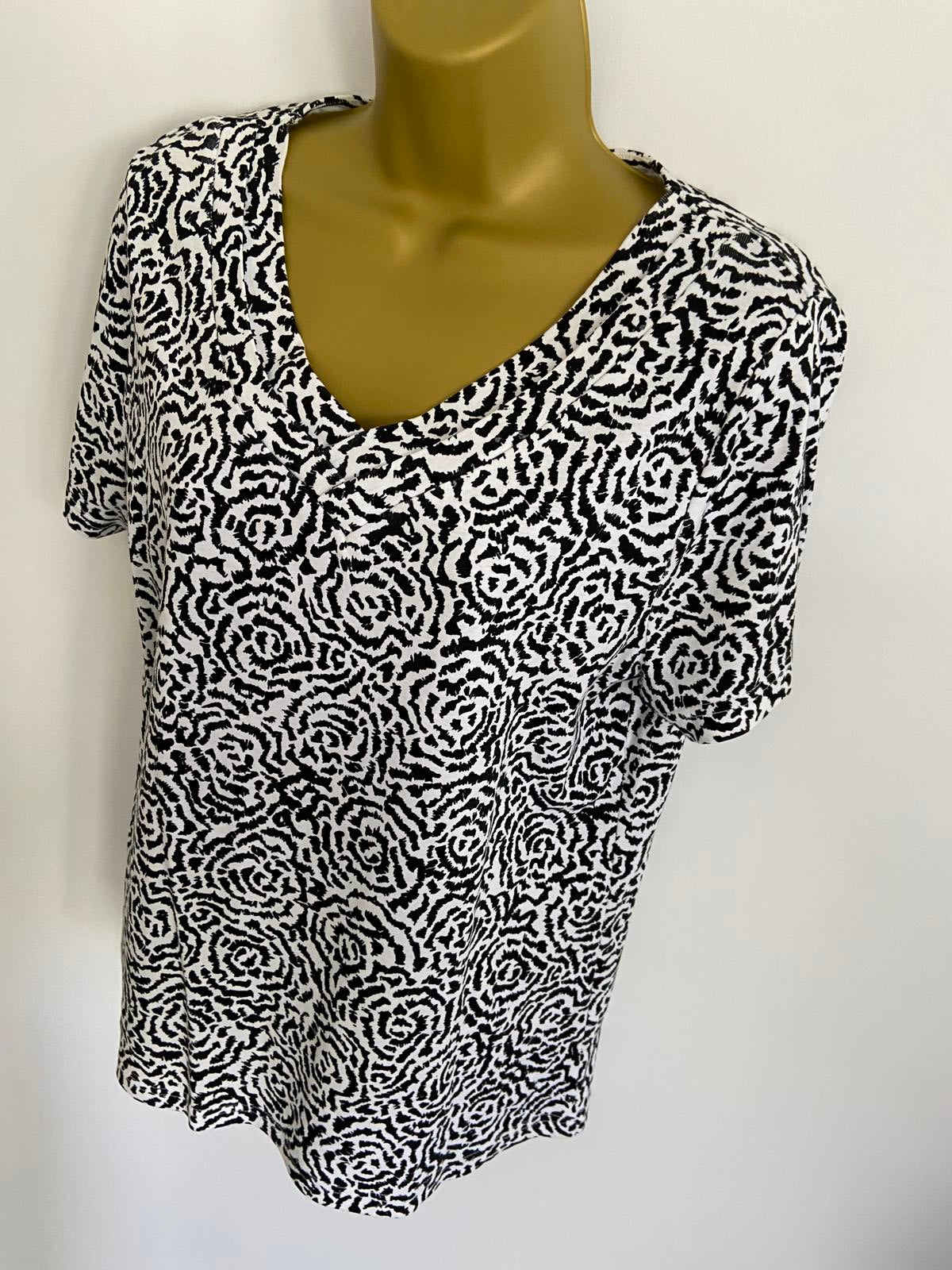 BM Casual Size Medium Black & White Rose Print V-Neck 100% Cotton T-Shirt