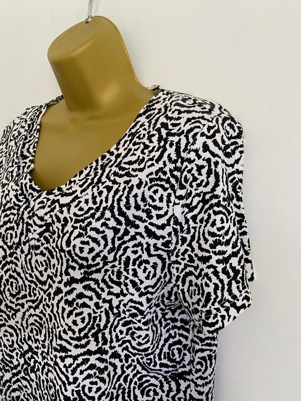 BM Casual Size Medium Black & White Rose Print V-Neck 100% Cotton T-Shirt