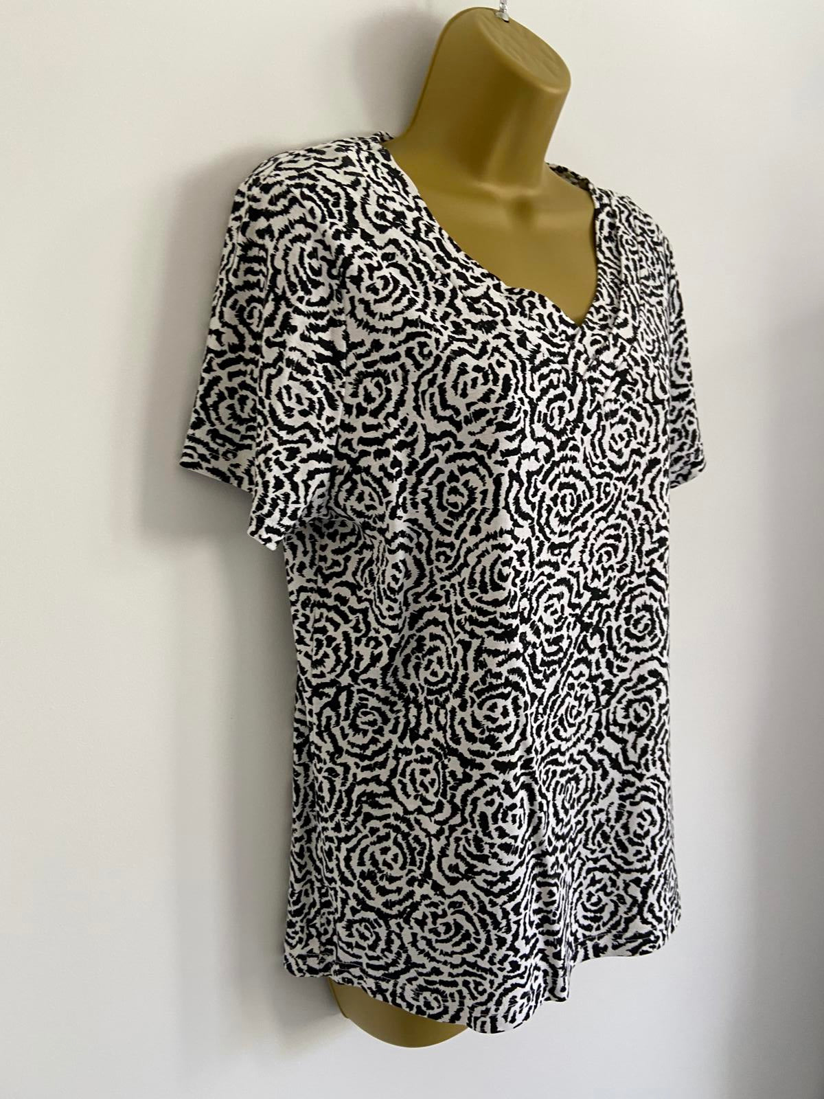 BM Casual Size Medium Black & White Rose Print V-Neck 100% Cotton T-Shirt