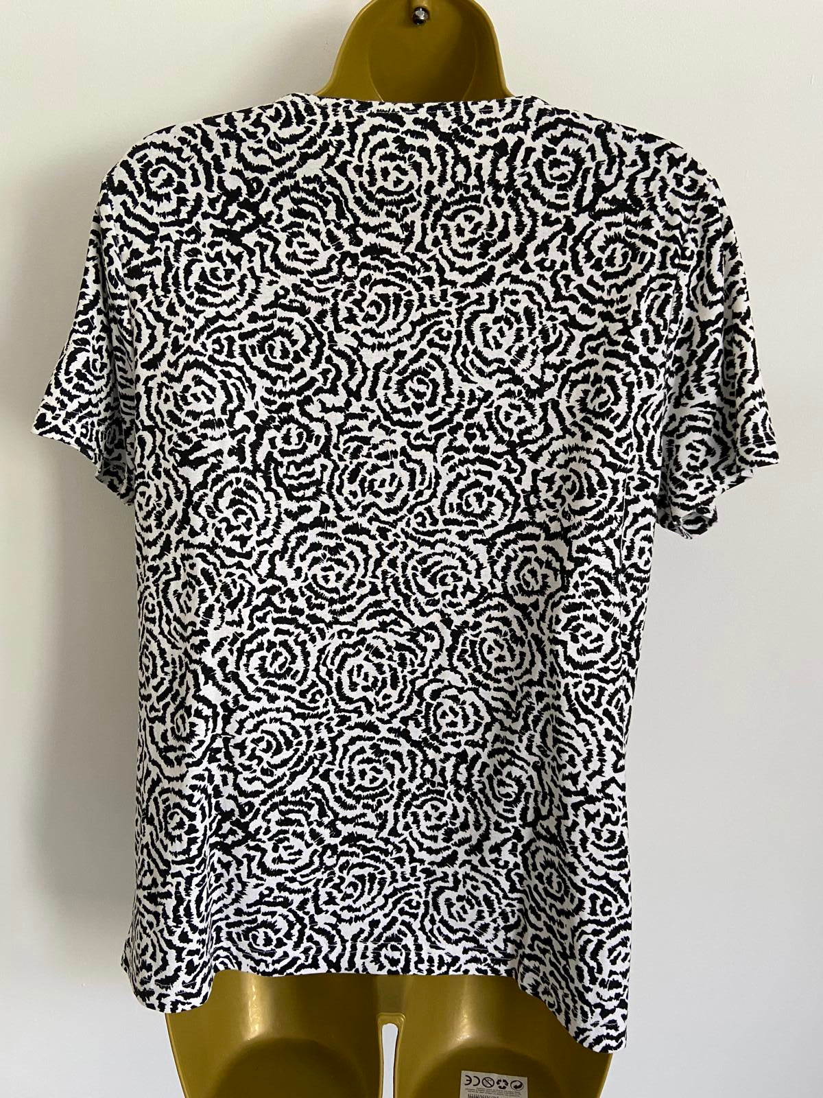 BM Casual Size Medium Black & White Rose Print V-Neck 100% Cotton T-Shirt