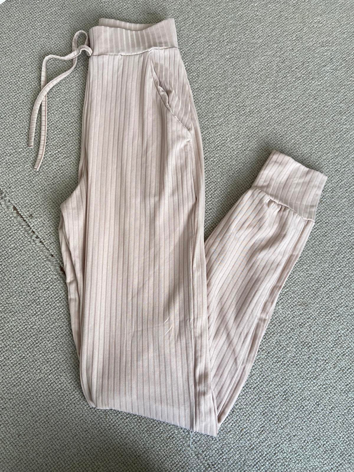 Boohoo Size 6 Beige Ribbed Trousers