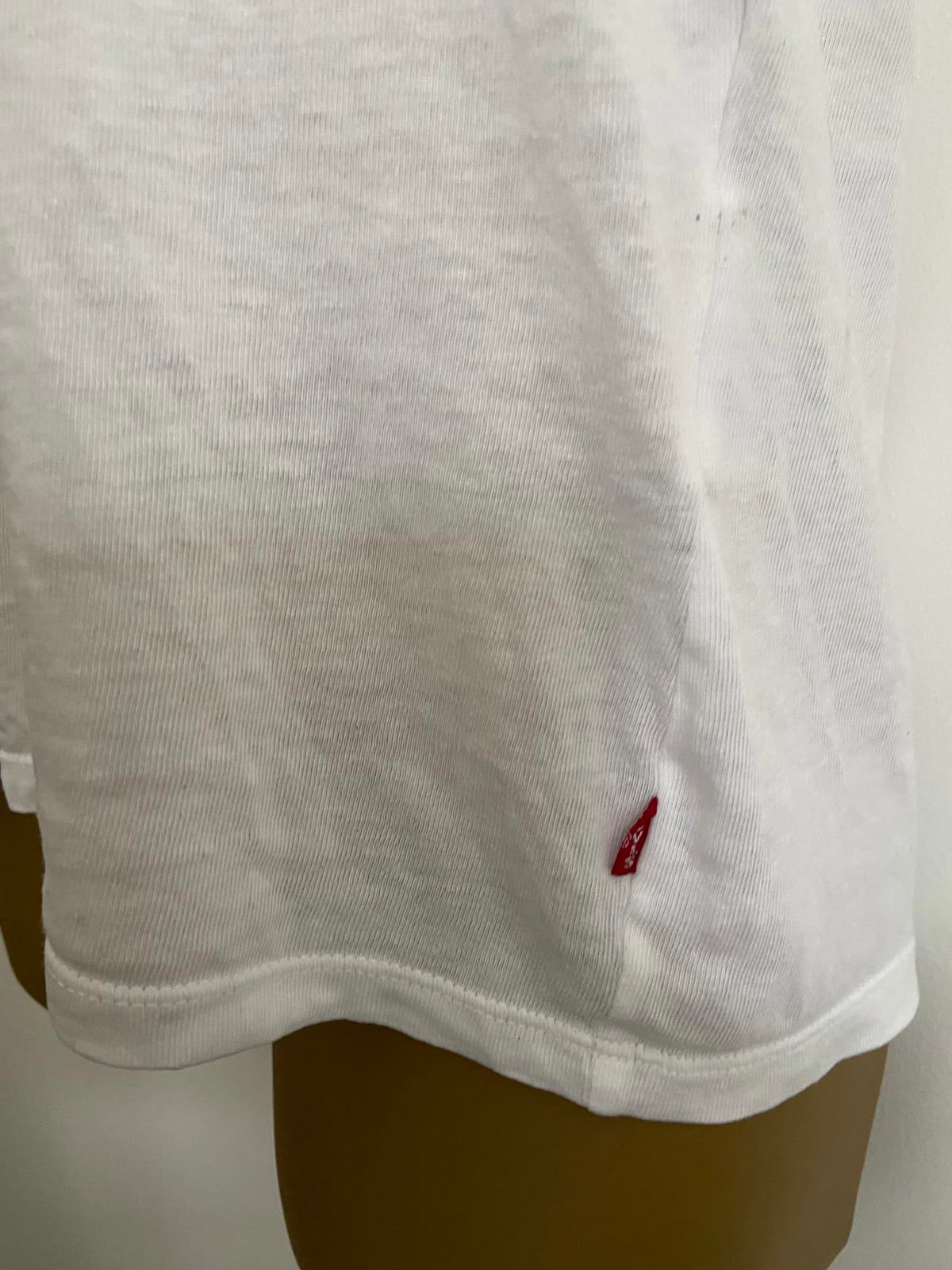 Levi's White T-Shirt with Classic Red Batwing Logo - Short Sleeve, Size Medium